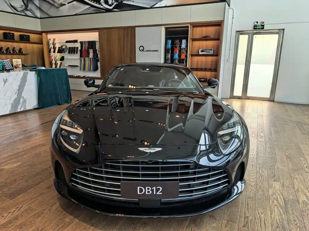 Aston Martin DB12 — фото 2