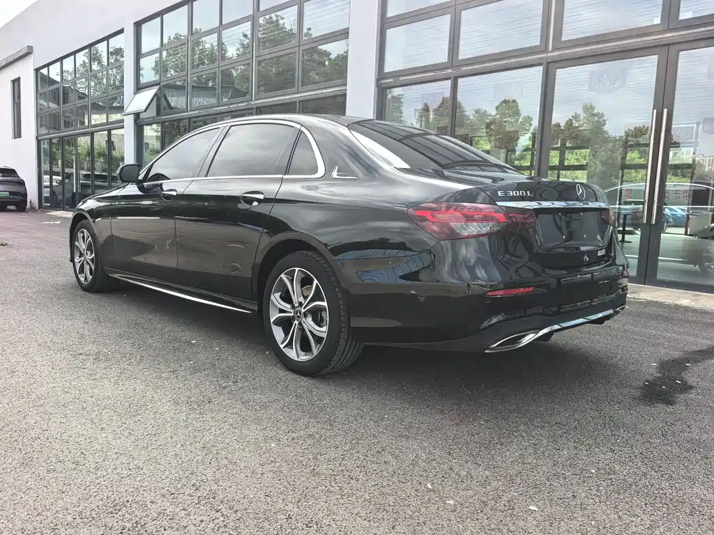 Mercedes-Benz E-Class 2022 — фото 9