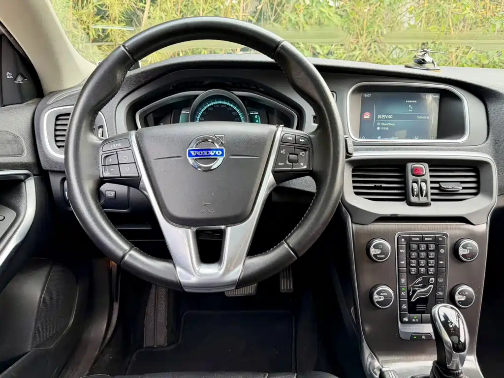 Volvo V40 2016 — фото 14