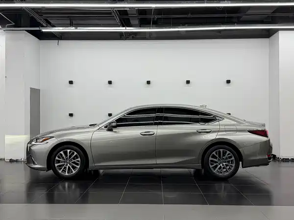 Lexus ES 2024