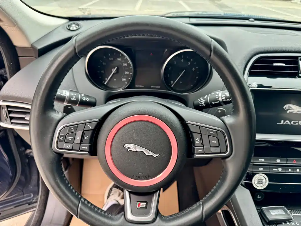 Jaguar F-PACE 2017 — фото 11