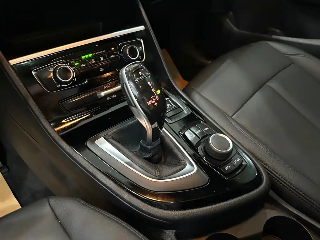 BMW 2 Series Wagon 2020 — фото 15