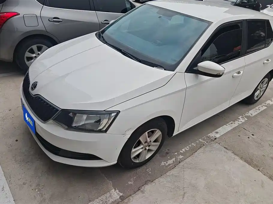 Skoda Fabia 2015 — фото 2
