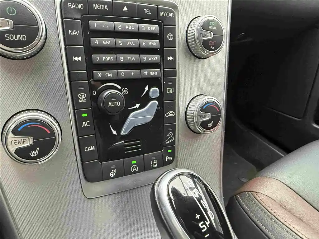 Volvo XC60 2017 — фото 13