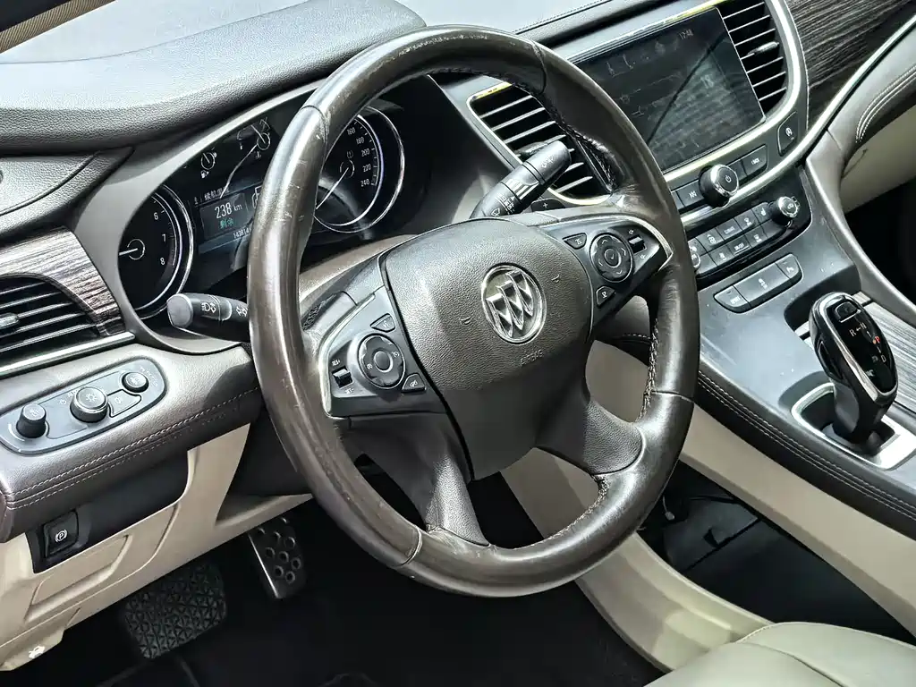 Buick LaCrosse 2017 — фото 18