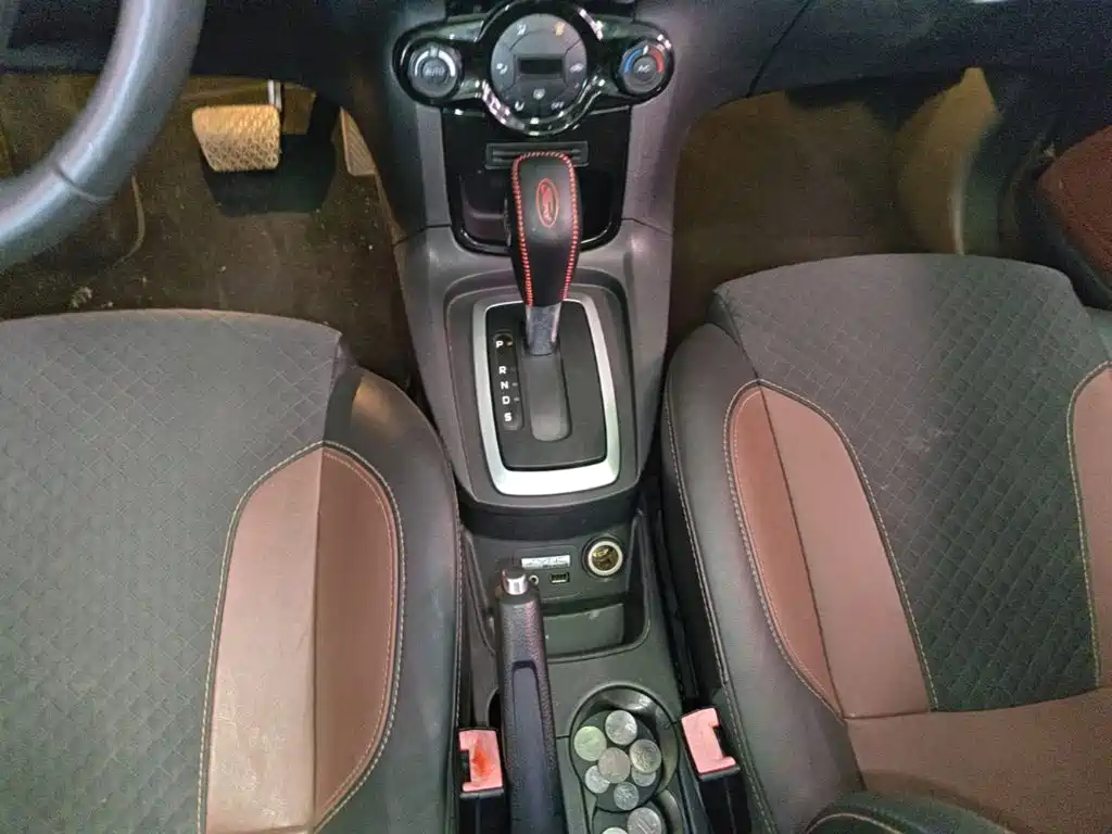 Ford Fiesta 2014 — фото 14