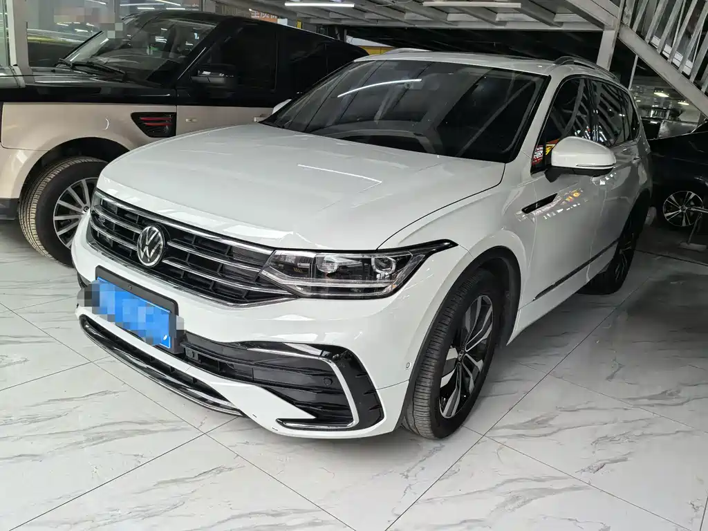 Volkswagen Tiguan L 2023 — фото 1
