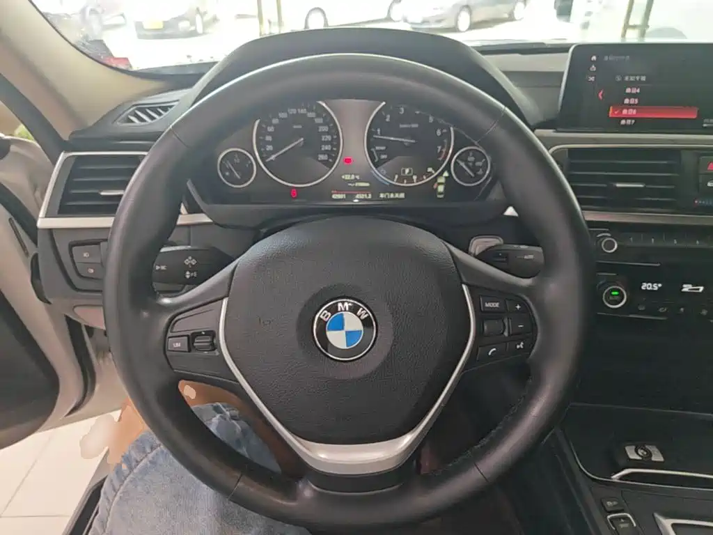 BMW 3 Series 2019 — фото 11