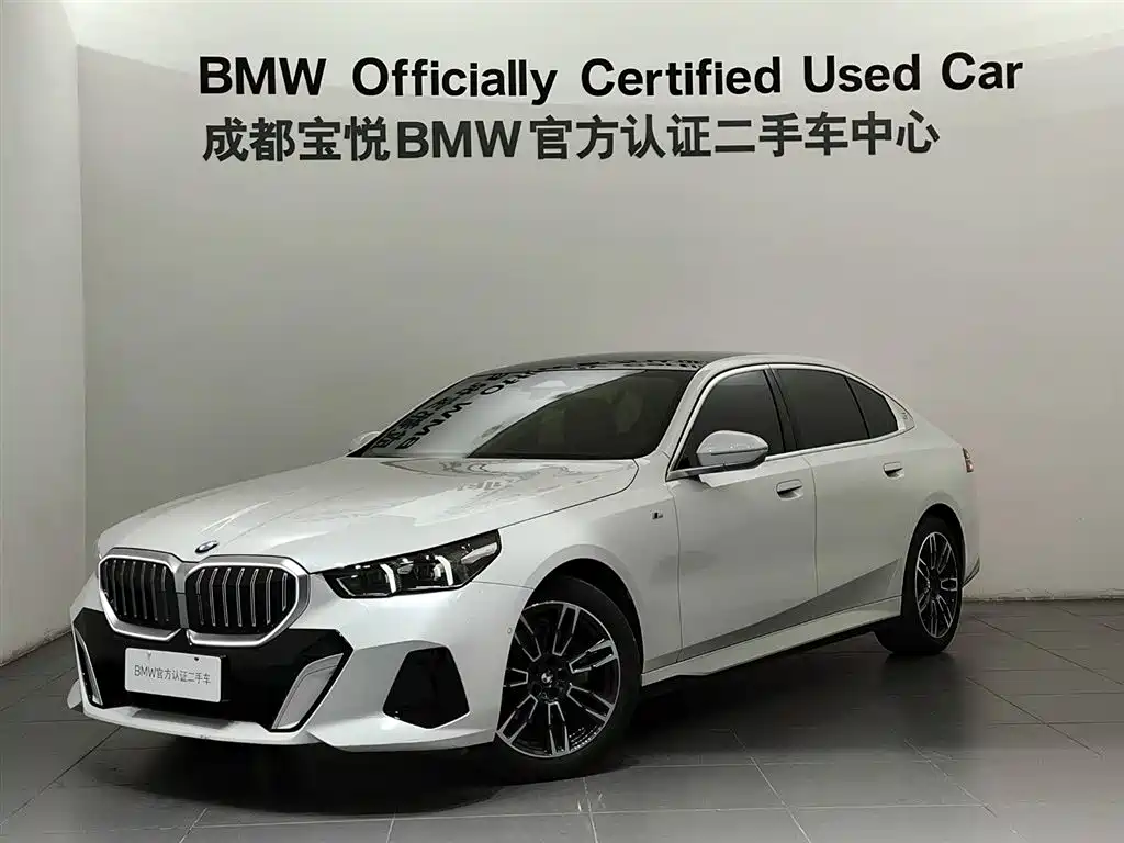 BMW 5 Series 2025 — фото 1