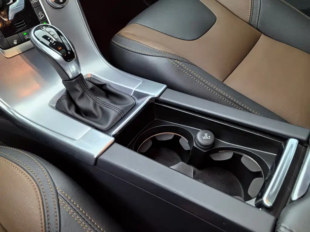 Volvo XC60 2017 — фото 26