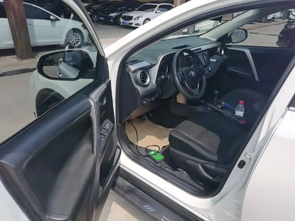 Toyota RAV4 2017 — фото 16