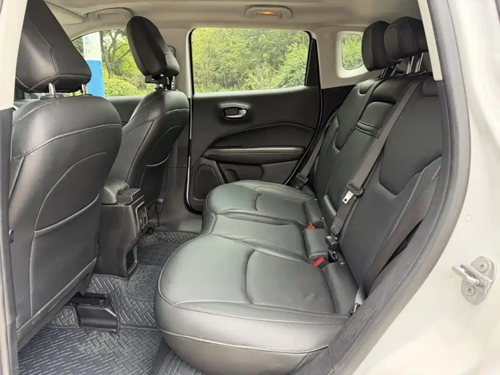Jeep Compass 2018 — фото 15