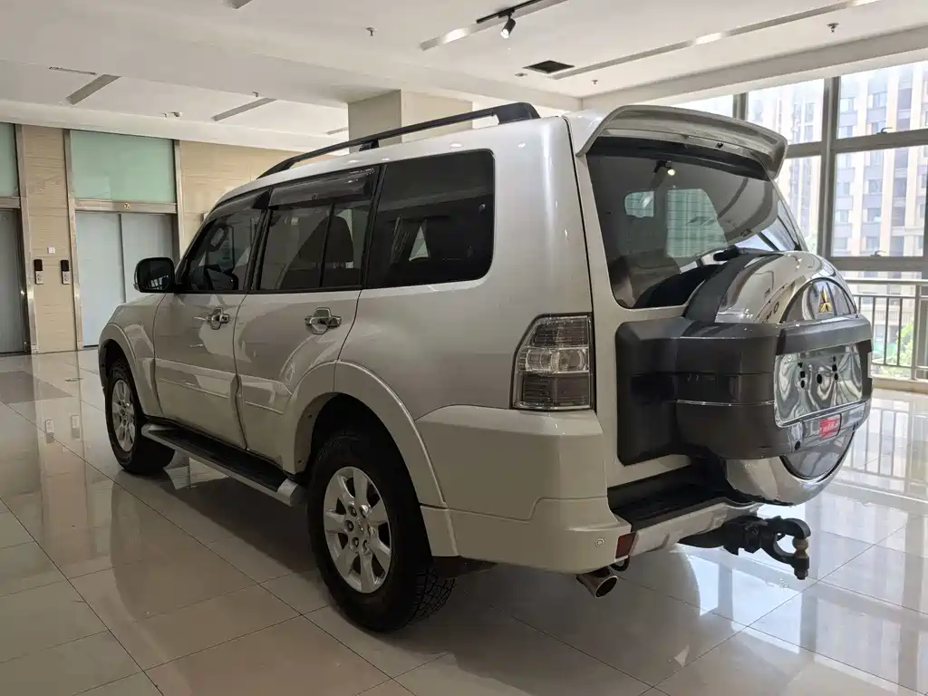 Mitsubishi Pajero 2015 — фото 13