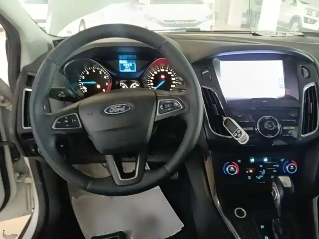 Ford Focus 2016 — фото 10