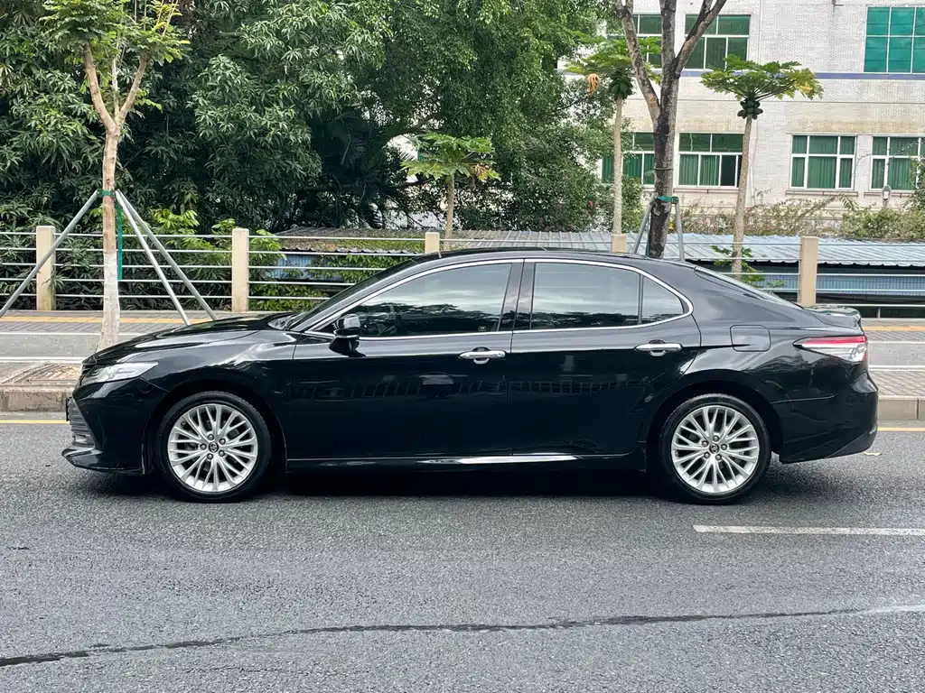 Toyota Camry 2018 — фото 5