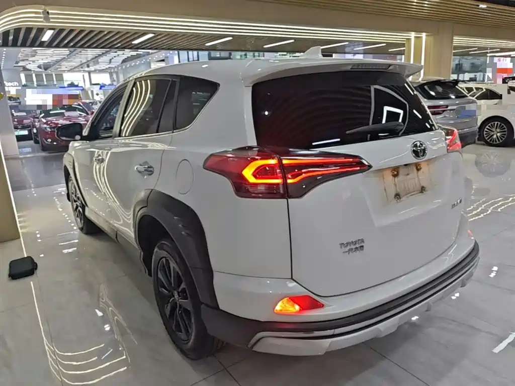 Toyota RAV4 2019 — фото 5