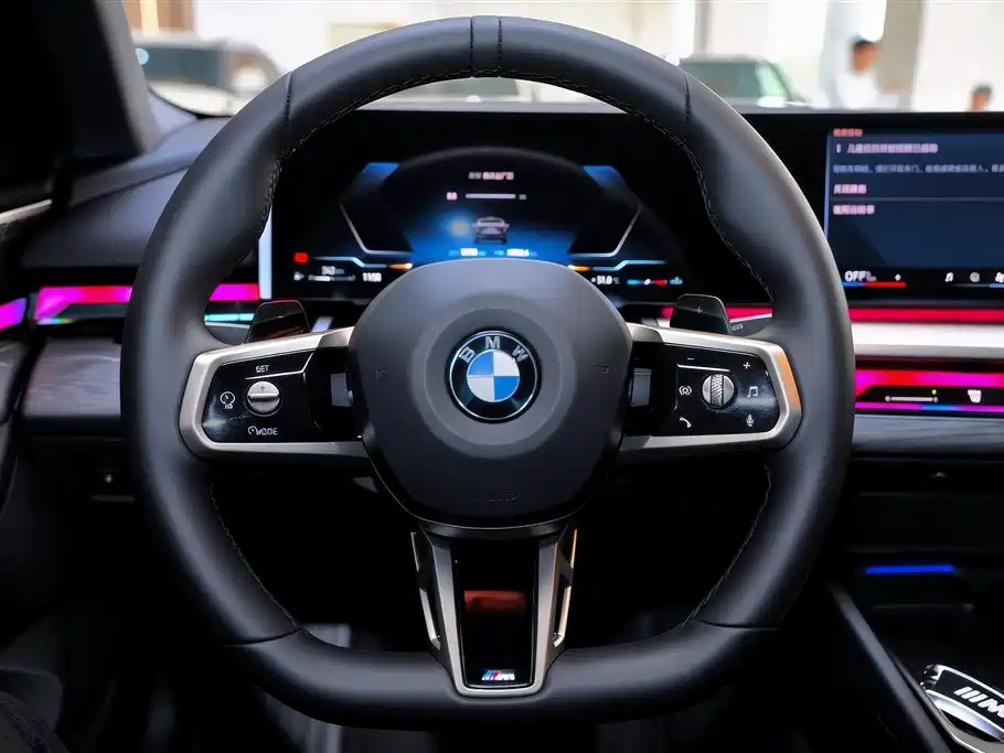 BMW 5 Series 2025 — фото 14