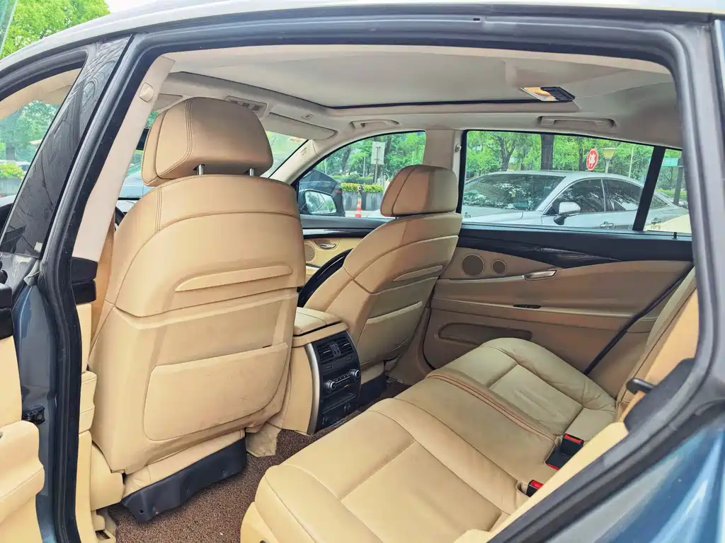 BMW 5 Series GT 2012 — фото 10
