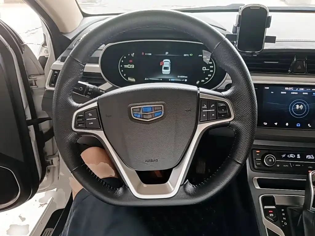 Geely Emgrand 2018 — фото 11