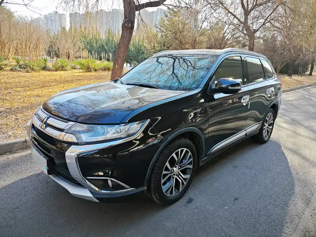 Mitsubishi Outlander 2017 — фото 1