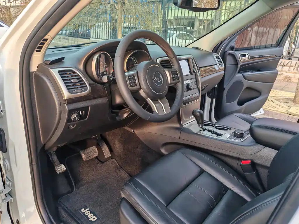 Jeep Grand Cherokee 2013 — фото 8
