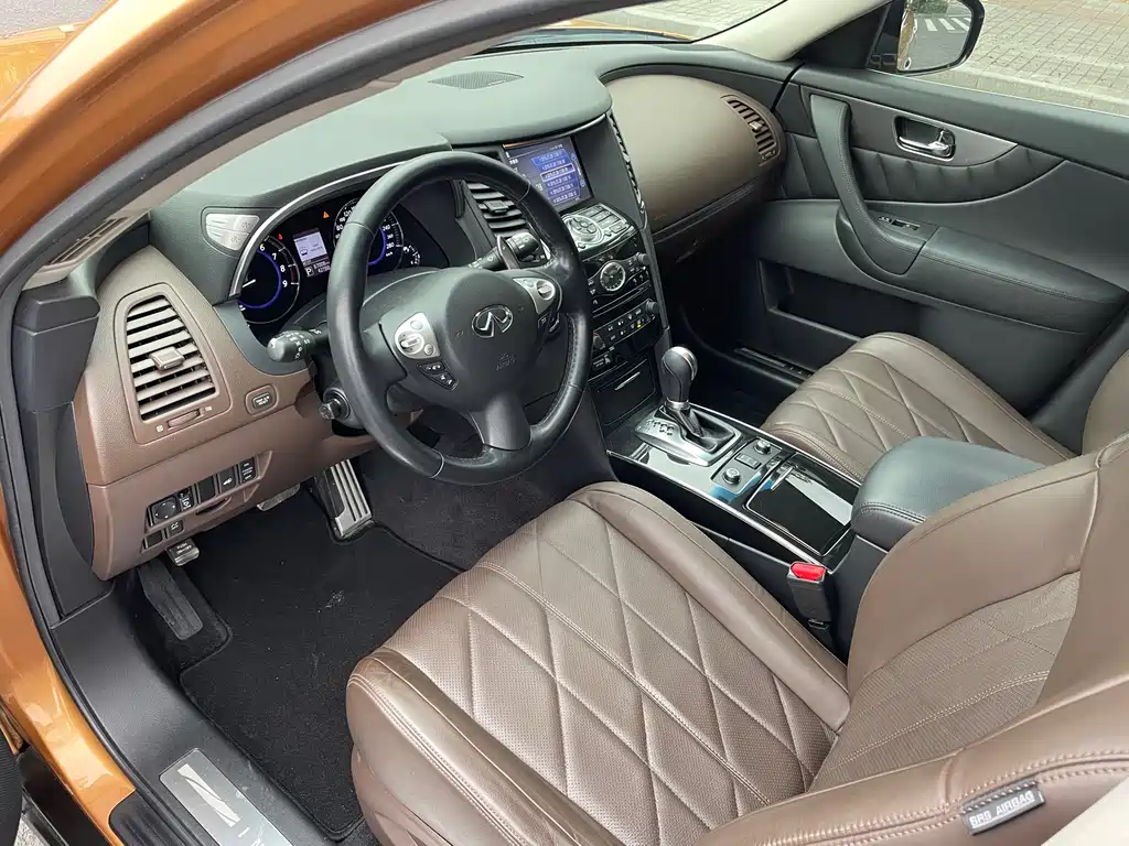 Infiniti QX70 2015 — фото 6