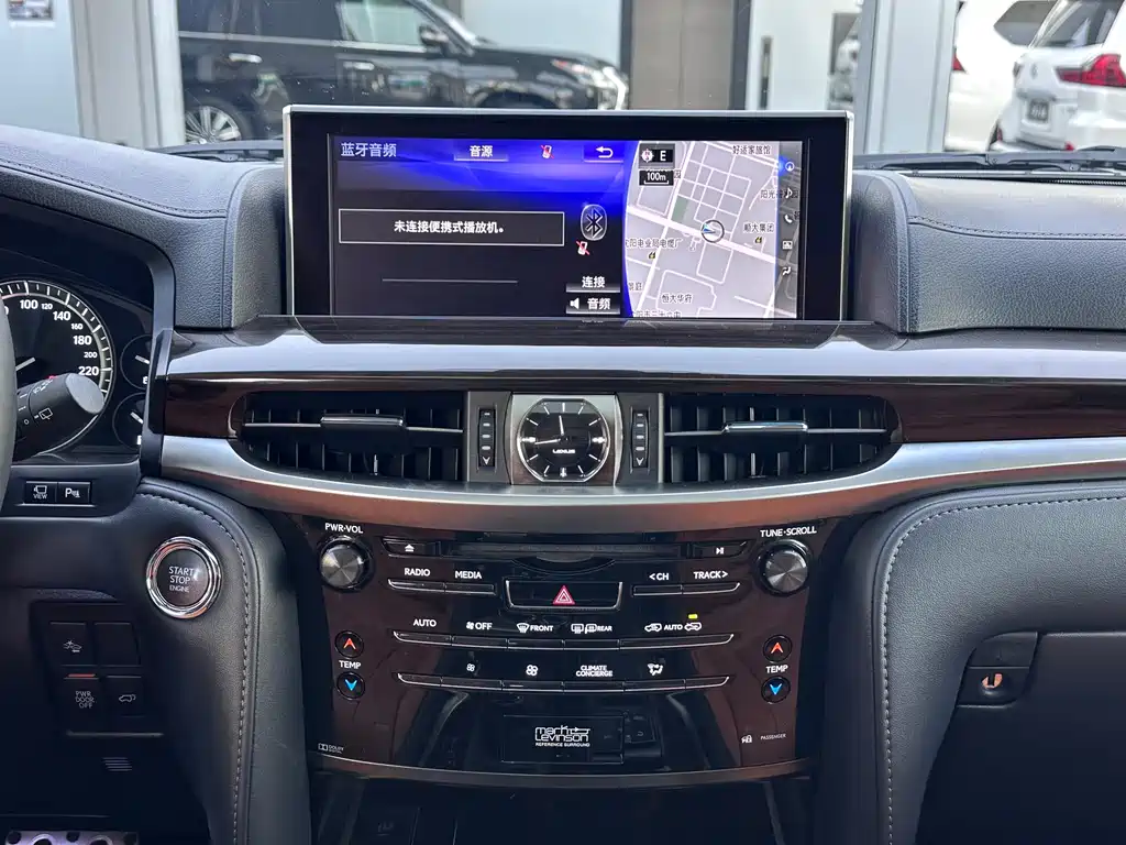 Lexus LX 2017 — фото 18