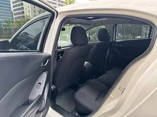 Mazda 3 Axela 2015