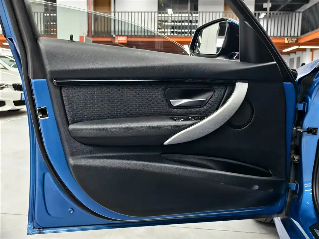 BMW 3 Series 2017 — фото 19
