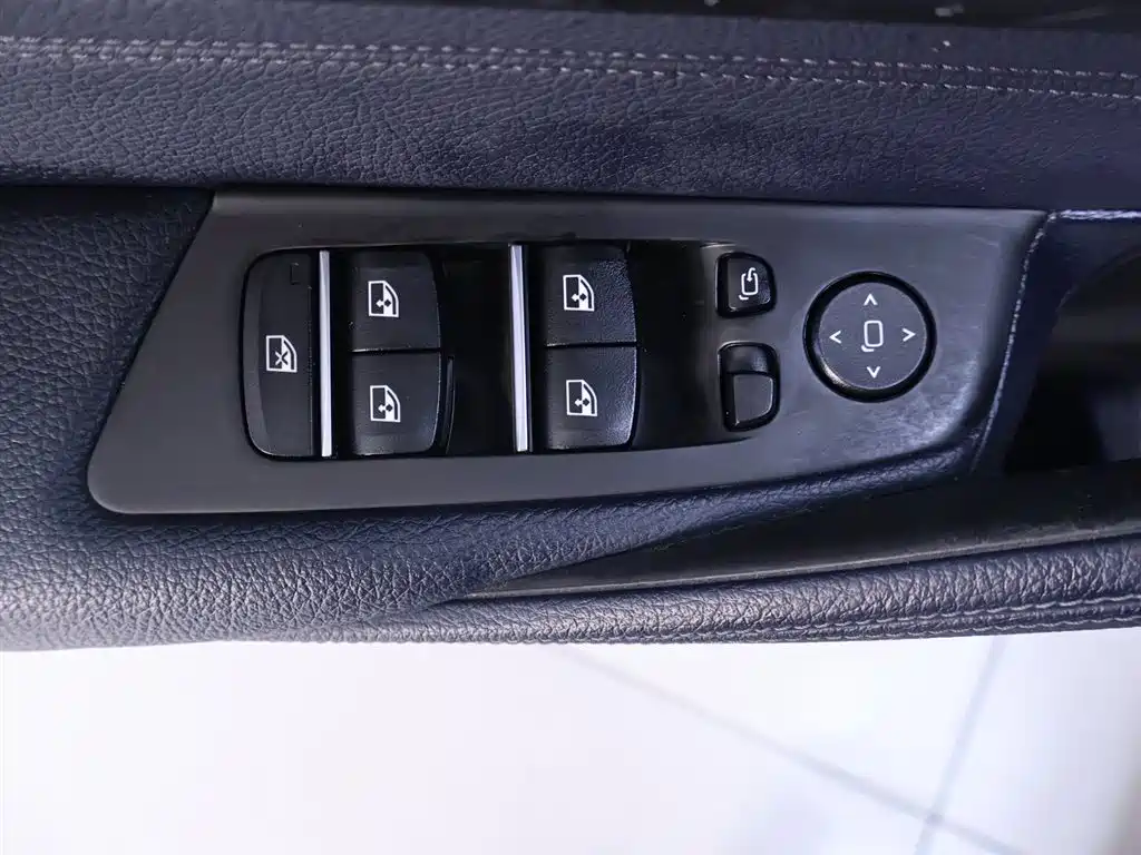 BMW 5 Series 2018 — фото 17