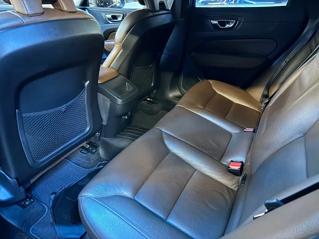 Volvo XC60 2020 — фото 11