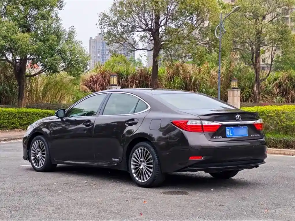 Lexus ES 2015 — фото 10