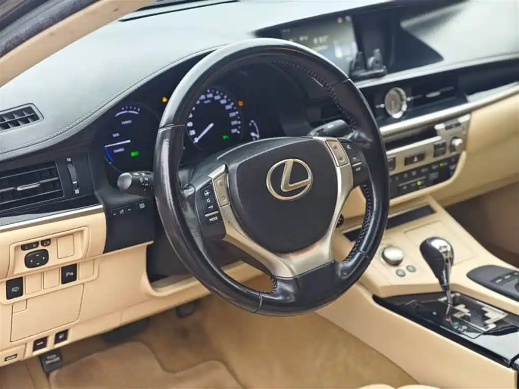 Lexus ES 2015 — фото 11