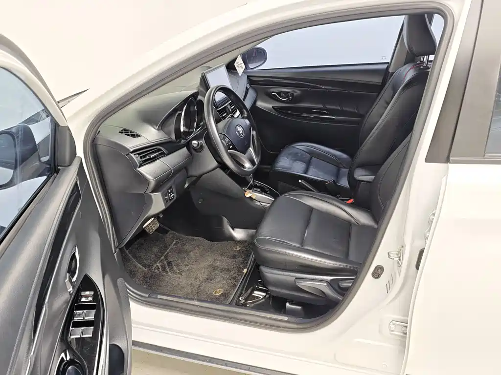 Toyota Yaris L 2023 — фото 13