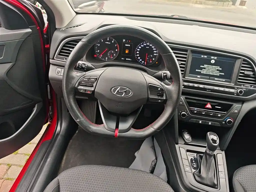 Hyundai Elantra 2018 — фото 11