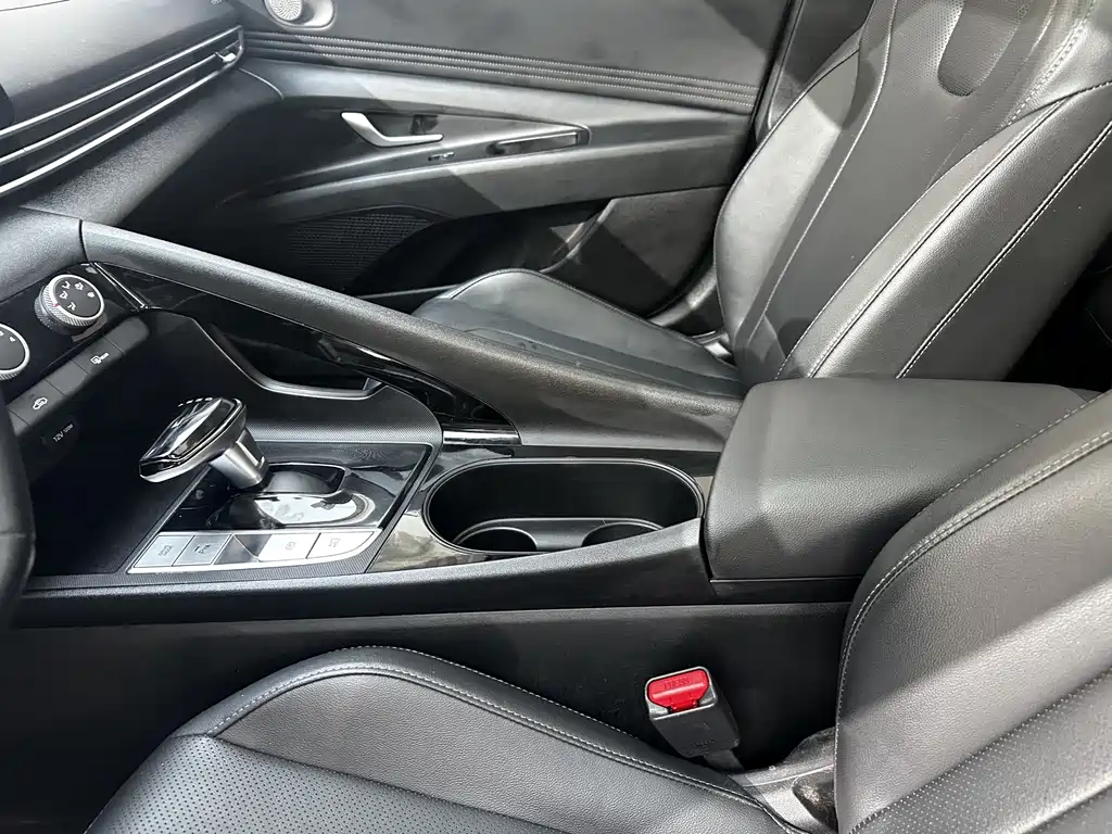Hyundai Elantra 2023 — фото 10