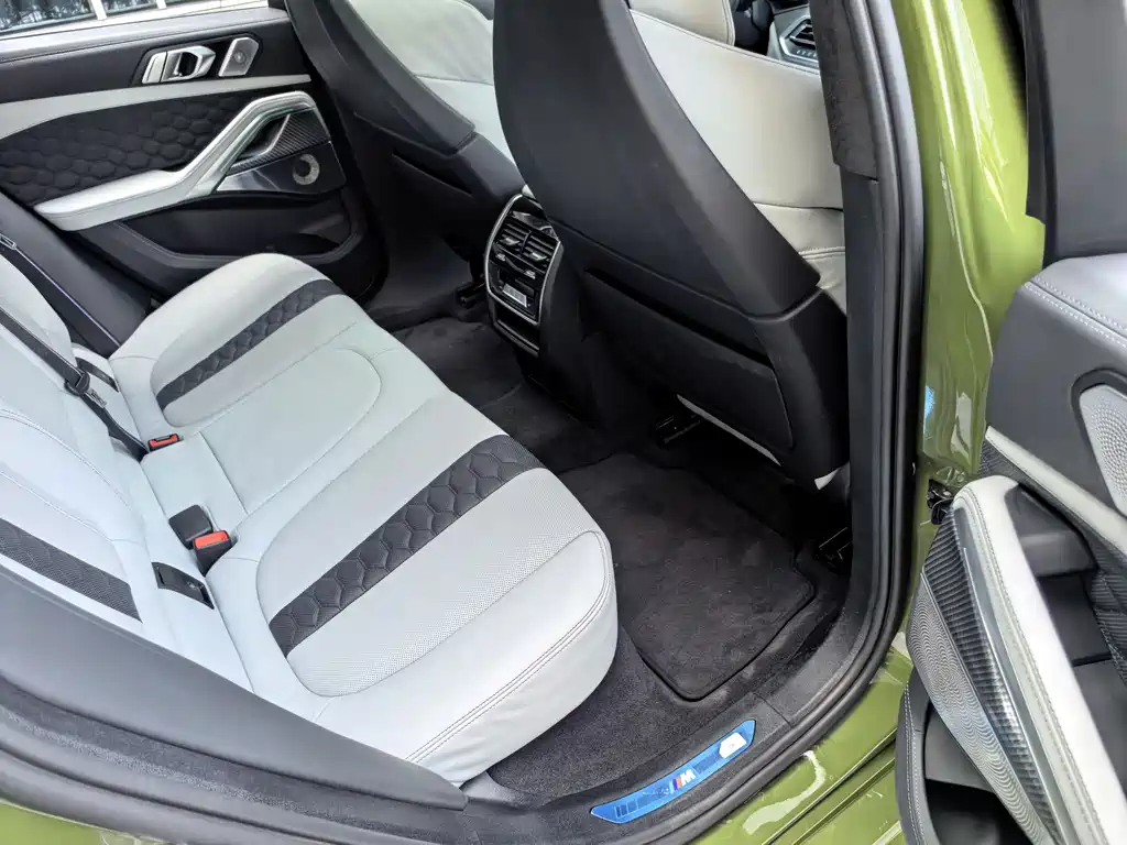 BMW X6 M 2022 — фото 32