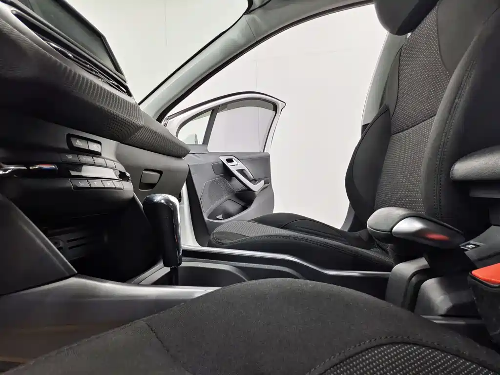 Peugeot 2008 2014 — фото 11