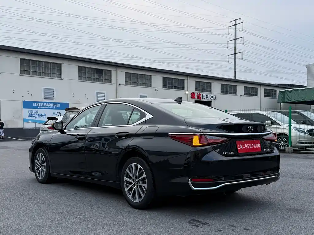 Lexus ES 2022 — фото 16