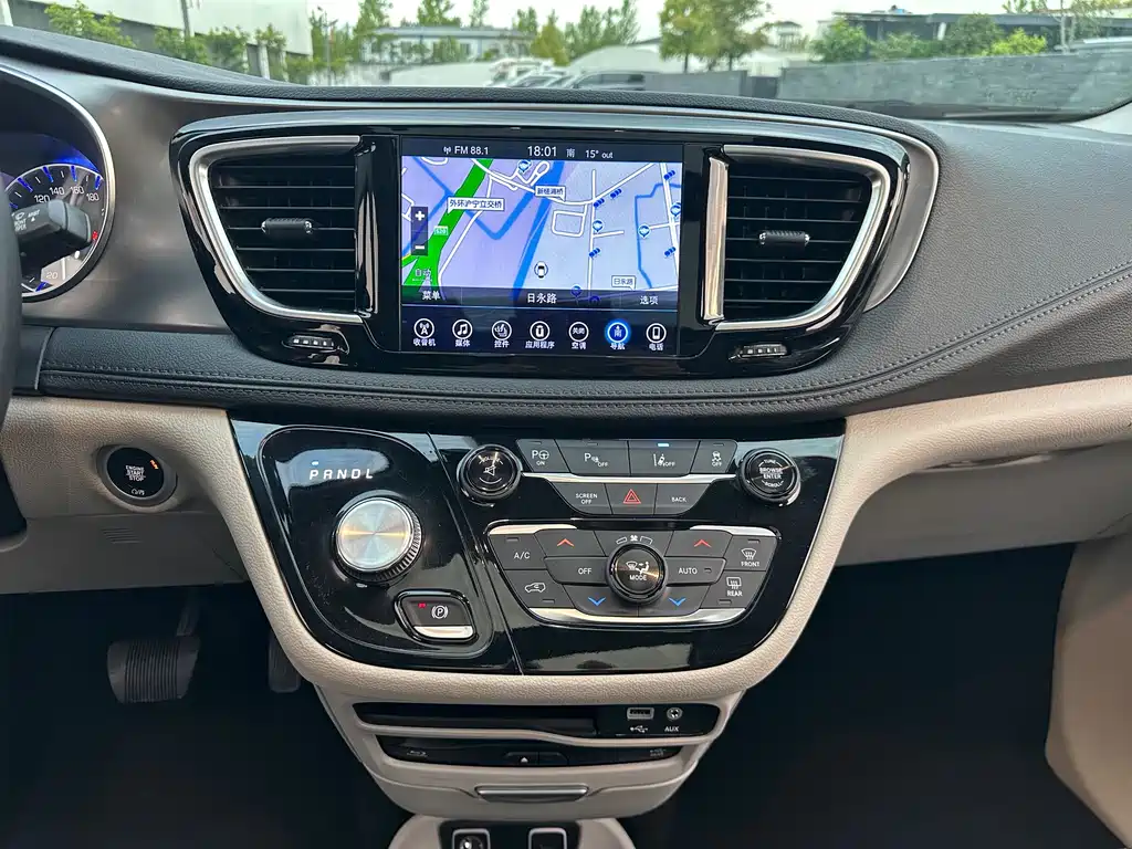 Chrysler Grand Voyager 2017 — фото 38