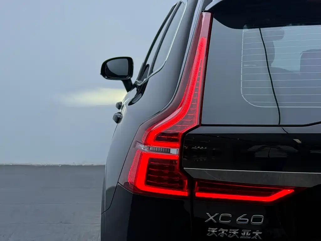 Volvo XC60 2023 — фото 11