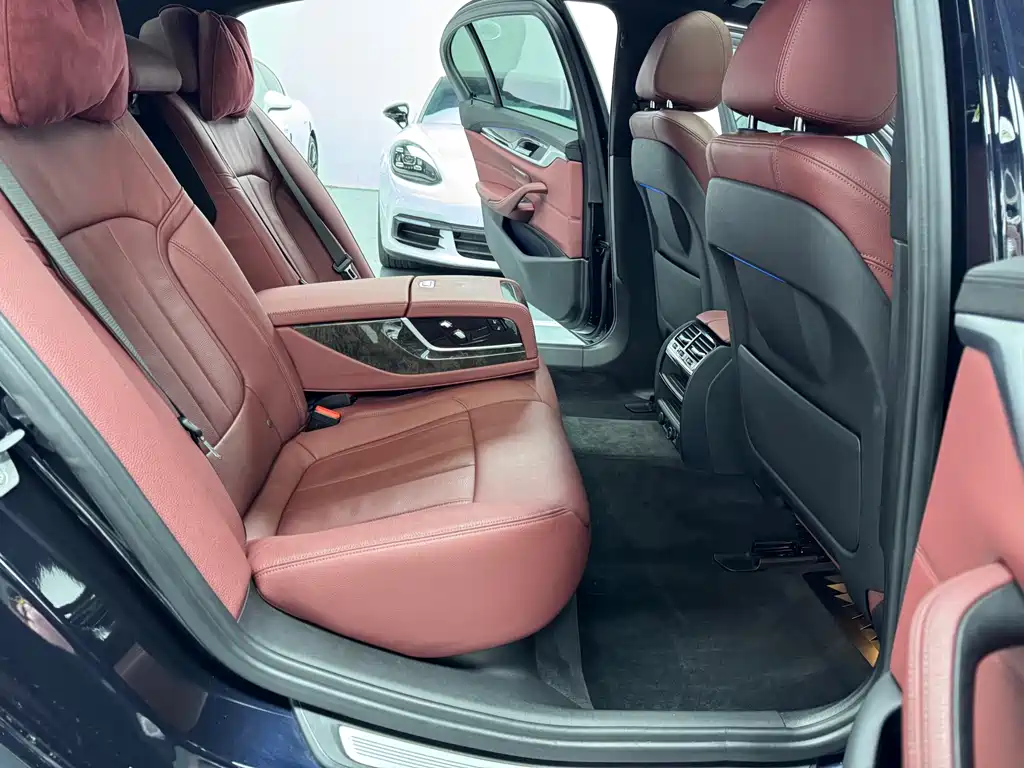 BMW 5 Series 2018 — фото 14