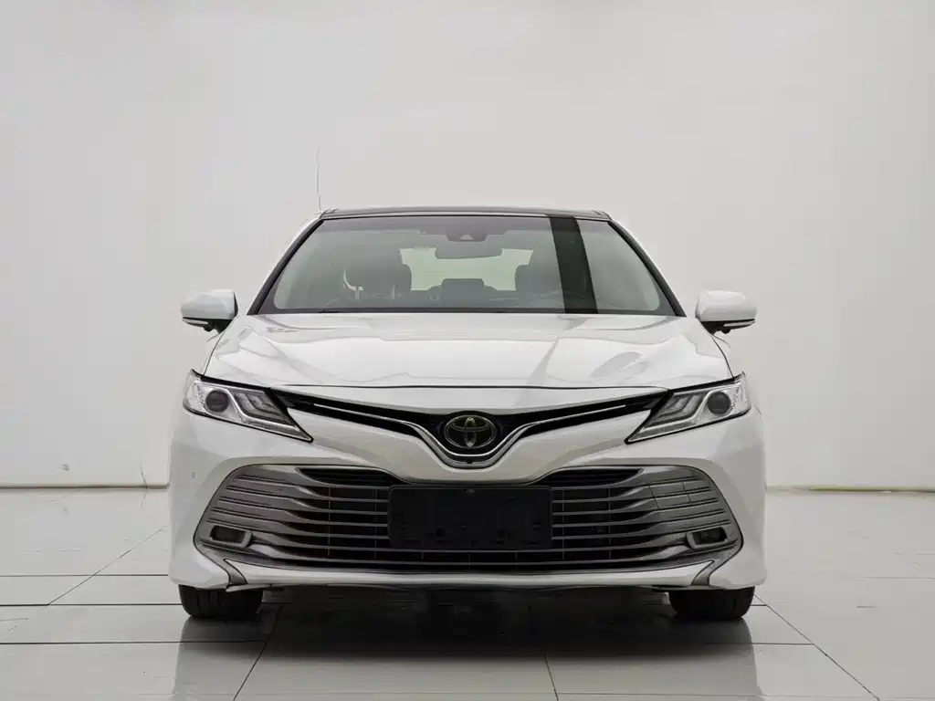Toyota Camry 2018 — фото 2