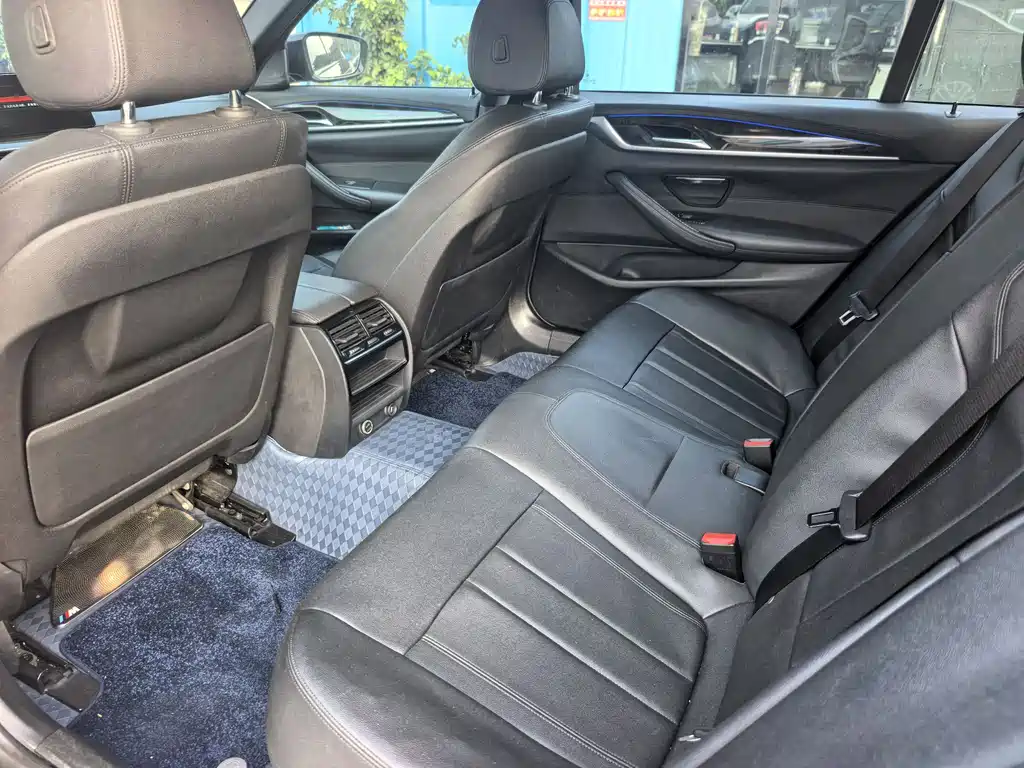 BMW 5 Series 2018 — фото 13