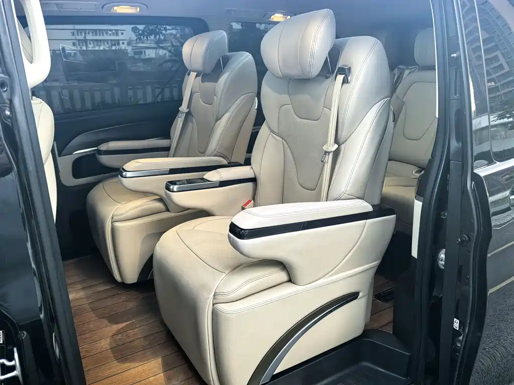 Mercedes-Benz V-Class 2022 — фото 15