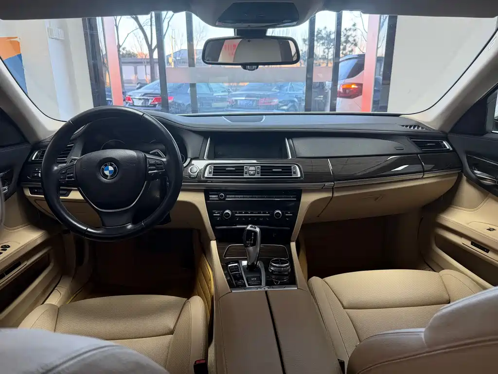 BMW 7 Series 2013 — фото 10