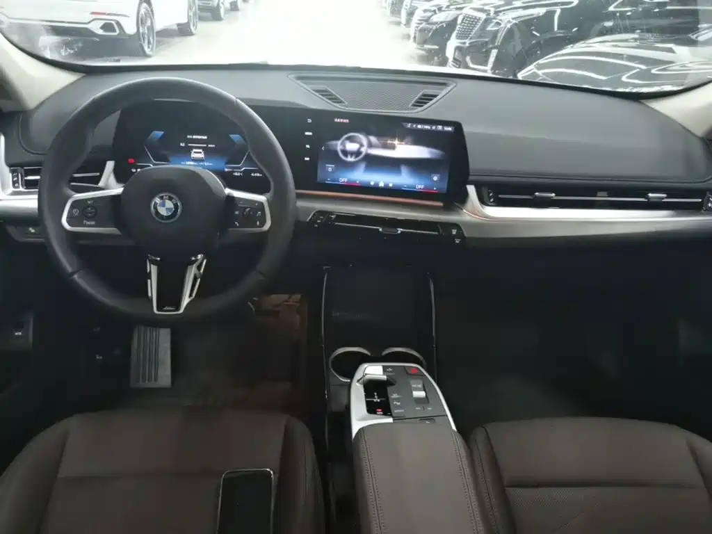 BMW iX1 2025 — фото 10