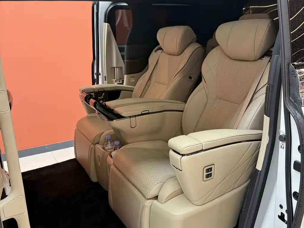 Toyota Alphard 2023 — фото 8