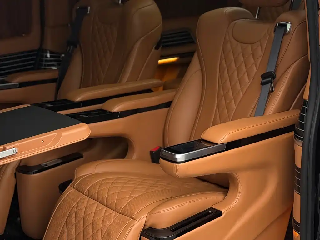 Mercedes-Benz V-Class 2023 — фото 13