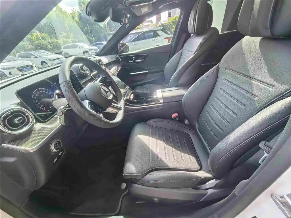 Mercedes-Benz C-Class 2025 — фото 13